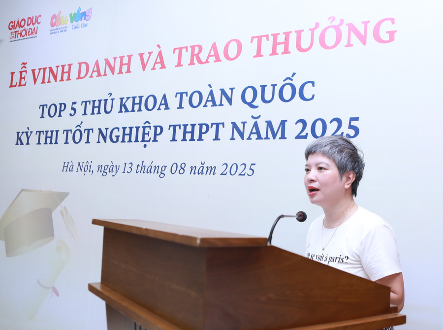 Nhà báo Dương Thị Thanh Hương - Phó Tổng Biên tập Báo Giáo dục và Thời đại phát biểu chúc mừng tốp 5 thủ khoa toàn quốc được vinh danh. Ảnh: Đình Tuệ.
