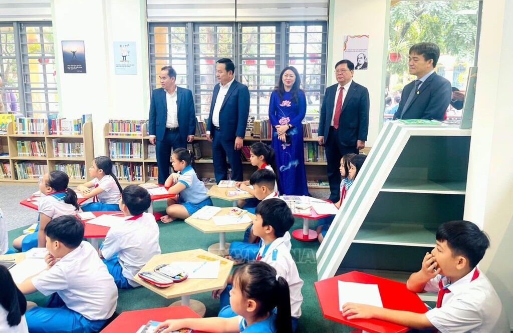 Các đại biểu tham quan phòng học STEM và thư viện số.