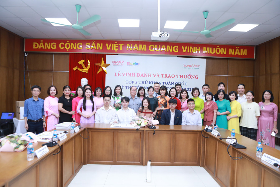 Tốp 5 thủ khoa toàn quốc chụp ảnh cùng đại diện nhà trường, gia đình tại buổi lễ. Ảnh: Đình Tuệ.
