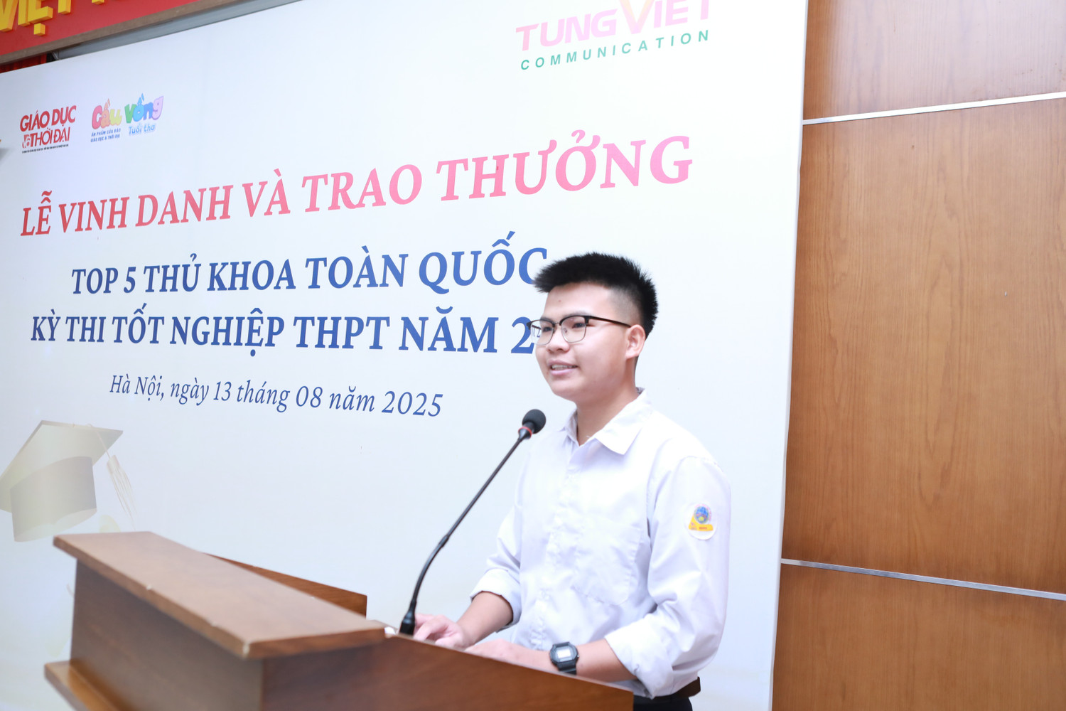 Thủ khoa Trần Xuân Đam đến từ Trường THPT Mỹ Lộc, tỉnh Ninh Bình chia sẻ cảm xúc tại buổi lễ vinh danh. Ảnh: Đình Tuệ.