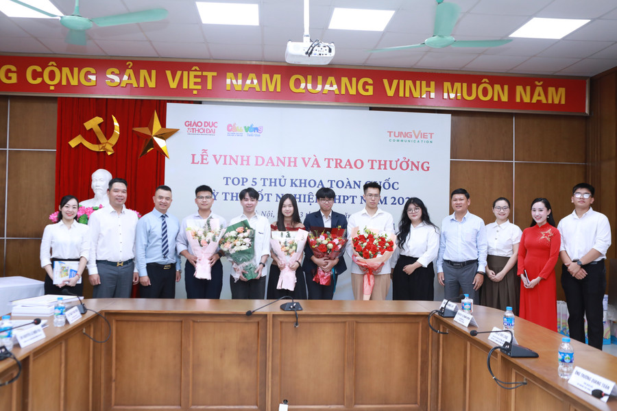 Tốp 5 thủ khoa toàn quốc Kỳ thi tốt nghiệp THPT năm 2025 chụp ảnh cùng ban tổ chức. Ảnh: Đình Tuệ.﻿
