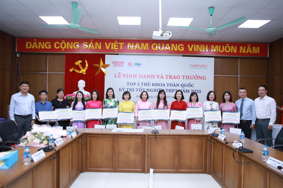 Các thầy cô giáo của tốp 5 thủ khoa toàn quốc được vinh danh tại chương trình. Ảnh: Đình Tuệ.
